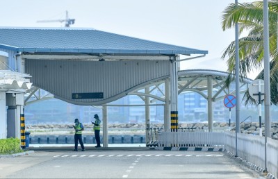 އެއާޕޯޓަށް ފުރަން ދިޔަ ޓޫރިސްޓެއްގެ އަތުން ވަޒަންތަކެއް ފެނިގެން ހައްޔަރުކޮށްފި