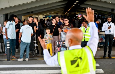 މާދަމާ ވީއައިއޭއަށް ބާރު ބޮޑު ދުވަހެއް، ކުރިން އެއާޕޯޓަށް ދާން އިލްތިމާސްކޮށްފި