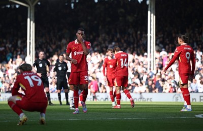 ލިވަޕޫލުން ހެދި ގޯސްތަކާ މެދު ސްލޮޓް ހިތްހަމަނުޖެހިފައި