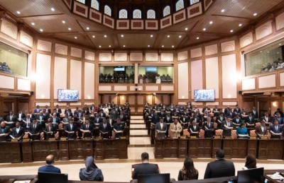މަޖިލިސް މެމްބަރުންގެ މުސާރަ ކުޑަކުރަން ޕެޓިޝަނެއްގައި ސޮއިކުރަން ފަށައިފި