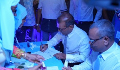 ނަޝީދު، ދަ ޑިމޮކްރެޓްސްއަށް ސޮއިކުރައްވައިފި