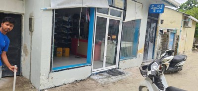 ސައިކަލެއް ކޮންޓްރޯލުން ނެއްޓި ފިހާރައެއް ތެރެއަށް، ކުޑަކުއްޖަކަށް ގިނަ ޒަޚަމްތަކެއް