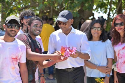 ރައީސްގެ ދެކަނބަލުން އީދު ފާހަގަ ކުރައްވަން ތޮއްޑޫއަށް
