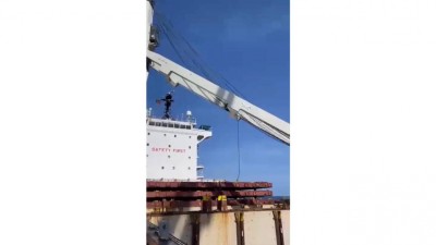 ބޯޓަކަށް ކޮންޓެއިނާ އަރުވަނިކޮށް ކެރޭނުގެ ކޭބަލް ކަނޑައިގެން ގޮސްފި