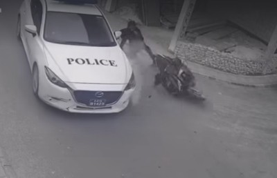 ކުޑަކުއްޖަކު ގޮވައިގެން ދިޔަ ސައިކަލެއް ފުލުހުންގެ ކާރެއްގައި ޖެހި އެކްސިޑެންޓްވެއްޖެ