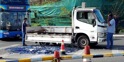ނުރައްކާތެރި ހާދިސާއެއް: ބިއްލޫރި ޝީޓުތައް ފޭބީ ބުރިޖު މައްޗަށް