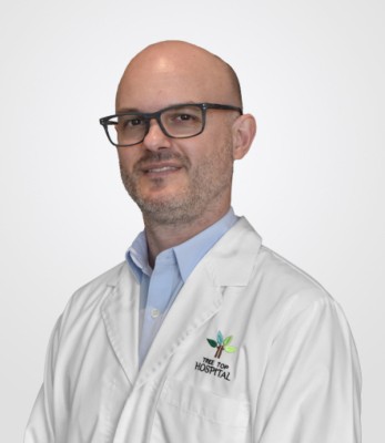 ޓްރީ ޓޮޕް ހޮސްޕިޓަލުގެ ގެސްޓްރޯ ޑޮކްޓަރު އޮންލައިންކޮށް ބަލަނީ