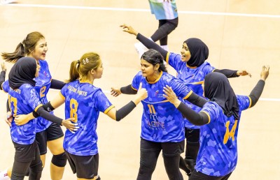 ޕޮލިސް، ފުރަތަމަ ދެ މެޗުން މޮޅުވެ ލީގުގެ އެއްވަނައިގައި