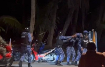 ފުވައްމުލަކުގައި ފުލުހުންނާއި އިދިކޮޅު ސަޕޯޓަރުން ދެމެދު ކުރިމަތިލުމެއް ހިނގައި ދެ މީހަކަށް އަނިޔާވެއްޖެ