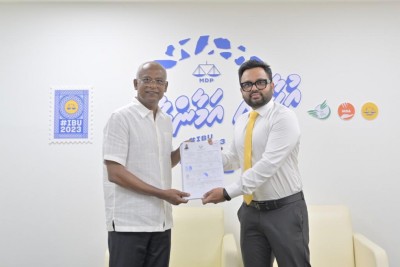 ހަނަފީގެ އާއިލާ 60 މެންބަރުންނާއެކު އެމްޑީޕީއަށް ސޮއިކުރައްވައިފި