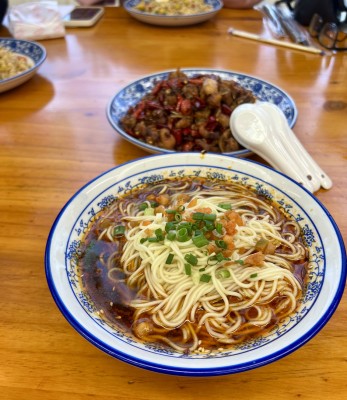 ބެއިޖިންގެ ބަހާރުން، ޗޮންޗިންގެ ދެގުނަ އުފާވެރިކަަމަށް