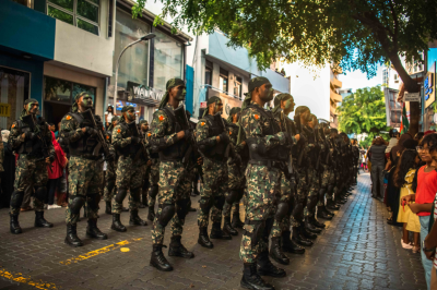 މިނިވަން ދުވަހުގެ މުނާސަބަތުގައި އަސްކަރީ ޕެރޭޑާއި ފުޅަނދުބުރު ބާއްވައިފި