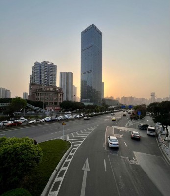 ބެއިޖިންގެ ބަހާރުން، ޗޮންޗިންގެ ދެގުނަ އުފާވެރިކަަމަށް