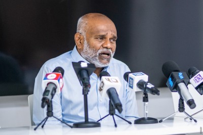 ޑރ. މުނައްވަރު، ރިޔާސީ އިންތިޚާބުގައި ވާދަ ކުރަން ސޮއި ހޯދަން ފަށައިފި