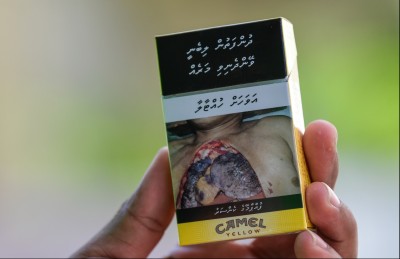 ވަގަށް އެތެރެކުރަން އުޅުނު އެއް ލައްކަ އަށް ވުރެ ގިނަ ސިނގިރޭޓު އައްޑޫ އެއާޕޯޓުން އަތުލައިގަނެފި