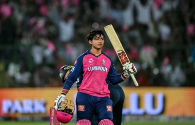 އުމުރުން 14 އަހަރުގައި ކްރިކެޓުގެ ބޮޑު ރެކޯޑެއް