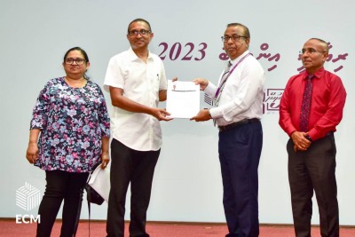 އަނބިމީހާ ގޮވައިގެން ރިޔާސީ ރޭހަށް ނުކުތީ ސިޔާސީ މީހުންނާމެދު މާޔޫސް ވެގެން!