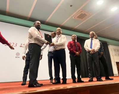 ކުނޫޒުން ދަރުބާރުގެއަށް ހިންގަވާފައި ވަޑައިގެން، ގާސިމްގެ ފޯމް ހުށަހަޅުއްވައިފި