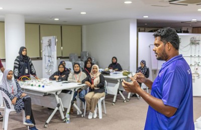 ސްޓެލްކޯއިން އަންހެން އިލެކްޓްރިޝަނުން ތަމްރީނުކުރާ ކޯސް 16 ބައިވެރިއަކު ފުރިހަމަކޮށްފި