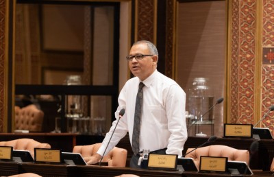 މަޖިލިސް މިހާރު ބަދަލުވަމުން ދަނީ ''ބަތްކައްކާ ކުޅޭ' ތަނަކަށް: އާދަމް ޝަރީފް