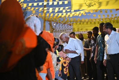 ދުވާފަރުން ރައީސަށް 100 ރަށާ ނުބައްދަލު މަރުހަބާއެއް: ''ހޮވާނީ އެއްބުރުން!''