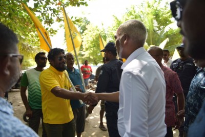 މުޒާހަރާ ކުރަން ތިބި އެމްޑީޕީ ސަޕޯޓަރުންގެ ގާތަށް ވަޑައިގެން މުއިއްޒު ދެއްކެވީ ނަމޫނާ!