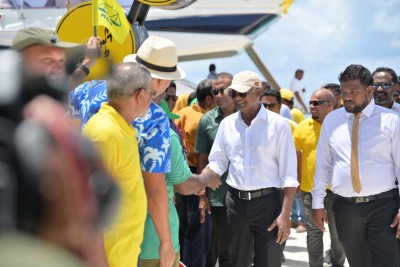 މެންދުރުގެ ގަދަ ހޫނުގައި މުޅި ބޮޑުފޮޅުދޫއިން ރައީސަށް ކީ އާދަޔާ ޚިލާފު މަރުހަބާއެއް!