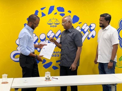 މޭޔަރު އާތިފާއި މެމްބަރު ޔާސިރު އަލުން އެމްޑީޕީއާ ގުޅިވަޑައިގެންފި