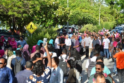 ގިނަ އަދަދެއްގެ ބަޔަކު ނުކުމެ އައްޑޫއިން މުއިއްޒަށް ހޫނު މަރުހަބާ!
