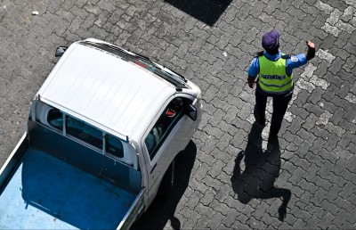 މަގުމަތީ ހުރި މީހެއްގެ ގަޔަށް ވަޅިން ހަމަލާދީ، ޒަހަމްކޮށްލައިފި