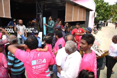 މުއިއްޒަށް ހަމަލާދޭކަށް ނޫޅޭ، މަތިވެރީގައި ހަމަނުޖެހުން ހިނގީ ސަޕޯޓަރުން ދެމެދު