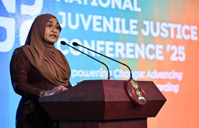 އަނިޔާގެ ވެށީގައި ކުދިން ކުށްވެރިންނަށްވުމުގެ ސަގާފަތް ނައްތާލަންޖެހޭ: ފަސްޓް ލޭޑީ