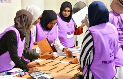 އިންތިޚާބުގެ އޮފިޝަލުންނަށް ކުރިމަތިލި މީހުން އެއްބާރުލުން ނުދޭތީ އަލުން ހުޅުވައިލައިފި