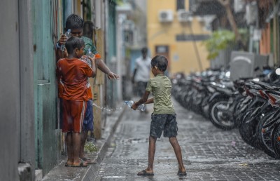 ގަދަ ވިއްސާރައާ އެކު ދެކުނުގެ އަތޮޅުތަކަށް ހުޅަނގު މޫސުން ފެށިއްޖެ