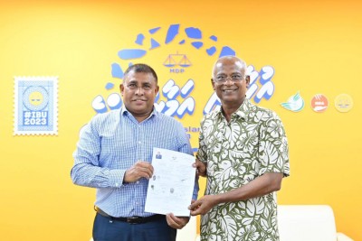 ޓޫރިޒަމް މިނިސްޓަރު، ޑރ. މައުސޫމް އެމްޑީޕީއަށް ސޮއިކުރައްވައިފި