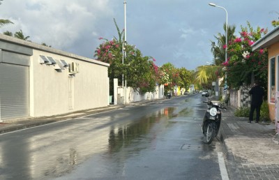 ސިކުނޑީގެ އޮޕަރޭޝަނެއް ކޮށްފައިވާ ކުއްޖެއްގެ ބޮލުގައި ޓީޗަރަކު ޖެހި ކަމަށް ބުނާ މައްސަލައެއް ބަލަނީ