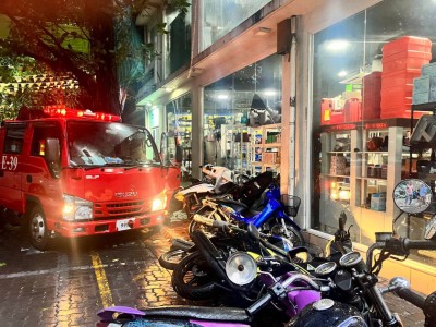 ނުގަވައިދުން ޕާކުކޮށްފައި އޮތް ކާރަކާ ހުރެ ފަޔާ ވެހިކަލެއް އެކްސިޑެންޓު ވެއްޖެ