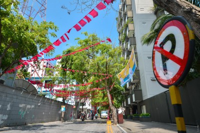 ސީސީޓީވީއާއި ޓްރެފިކް ލައިޓް ކުރިމައްޗަށްވާ ގޮތަށް ހުރި ކެމްޕޭން ޕޯސްޓަރުތައް ނަގަން އަންގައިފި
