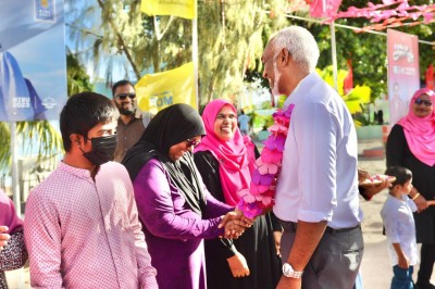 ހޮޅުދޫއިން ޑރ. މުއިއްޒަށް ބޮޑު އުފާވެރިކަމެއް، މަރުހަބާ ކިޔަން ހުންނެވީ މަންމަ!