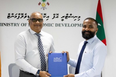އާ އިންޓަނޭޝަނަލް އެއާލައިން ހަދަނީ ފަންޑު މޭނޭޖްމެންޓާއި، އައިލެންޑް އޭވިއޭޝަން ގުޅިގެން