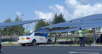 ހައިވޭ ސޯލާ ޕެނަލްތަކުގައި ކާރެއް ޖެހި، ދެ ލައްކަ ރުފިޔާގެ ގެއްލުން