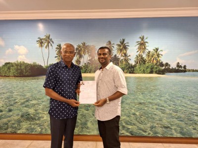 ހައިރައިޒް އިއްސޭ އެމްޑީޕީއަށް ސޮއިކުރައްވައިފި