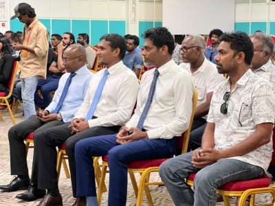 ޑިމޮކްރެޓްސްއިން އެދެނީ މި މަހުގެ 25ގައި ނިޒާމާ ގުޅޭ ވޯޓެއް ނަގަން