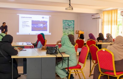 ޓްރީ ޓޮޕް ހޮސްޕިޓަލްގެ ހެލްތު ކޭމްޕް: ކުޑަހުވަދޫން 400 އެއްހާ މީހުން ޑޮކްޓަށް ދެއްކި