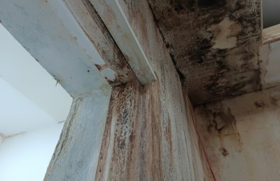 އައިކޮމް އޮފީސް ހިންގާ އިމާރާތުގެ ހާލަތު ވަރަށް ބޮޑަށް ގޯސްވެ، މުވައްޒަފުން ގެއަށް!