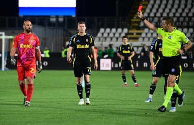 ރެއިނާގެ ރިޓަޔާމަންޓް މެޗުގައި ރަތްކާޑެއް