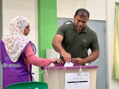 އޮފިޝަލުކަމަށް 285 މީހުން ކުރިމަތިލައިފި، އީސީން ބުނީ ތަރުހީބު ރަނގަޅު ކަމަށް