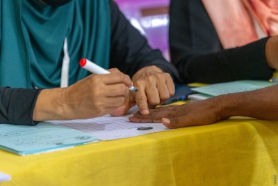 މެދު އިނގިލީގެ ބަދަލުގައި ކަށި އިނގިލީގައި ފާހަގަ ޖަހާ ގޮތަށް ބަދަލުކޮށްފި