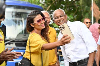 ރައީސް ވިލިމާލޭގައި ދޮރުން ދޮރަށް ހިންގަވައި ކެމްޕޭން ކުރައްވައިފި