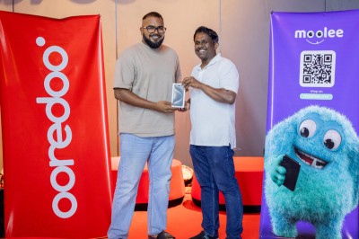އުރީދޫން އައިފޯން ޕްރިއޯޑާ ކުރި ކަސްޓަމަރުންނަށް ފޯނު ހަވާލު ކުރަން ފަށައިފި